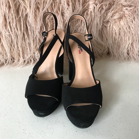 Wild Pair Block Heel Strap Sandals - Picture 2 of 3